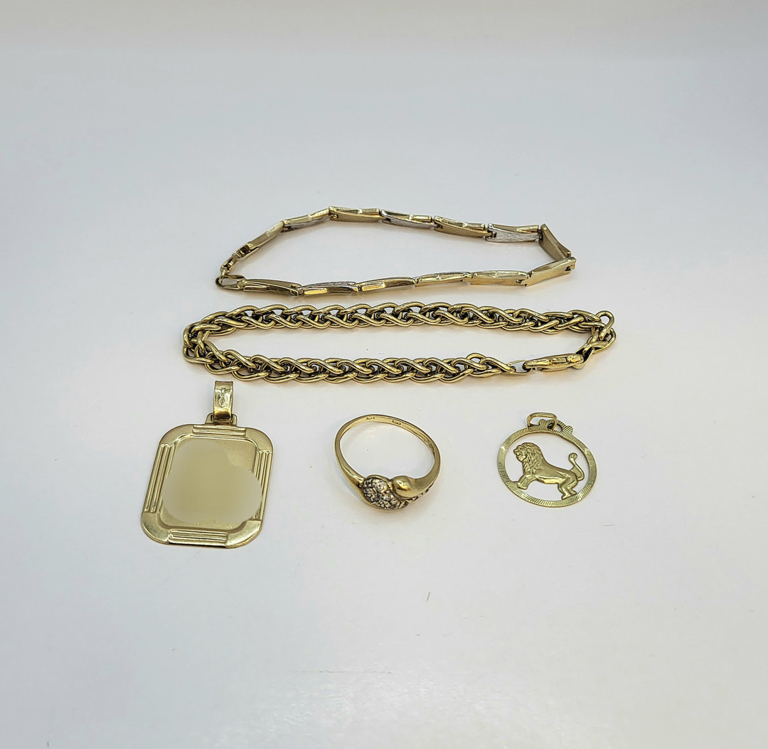 Anello due bracciali e due ciondoli oro pietre