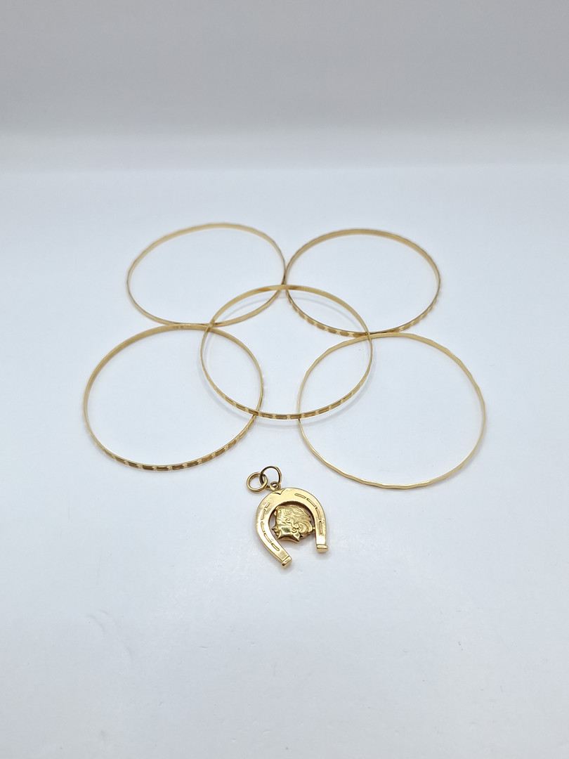 Cinque bracciali e ciondolo in oro 