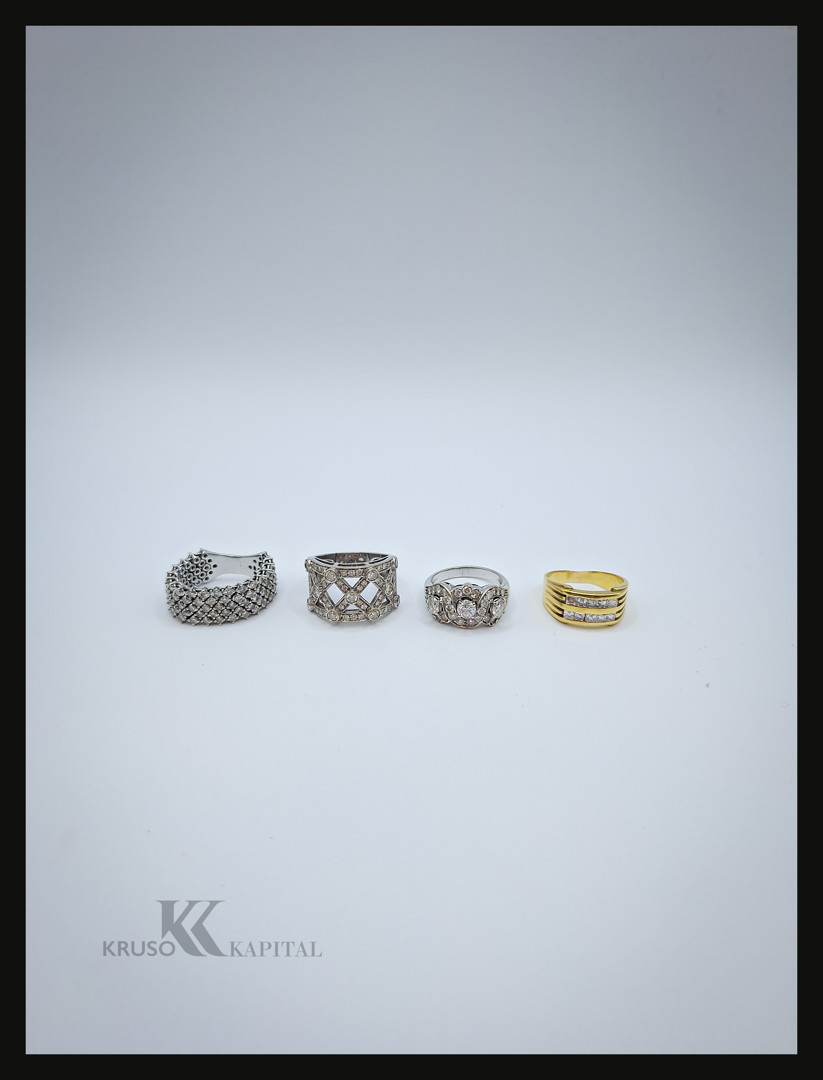 Quattro anelli oro pietre diamanti