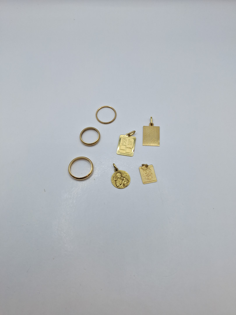 Tre anelli e quattro pendenti oro 