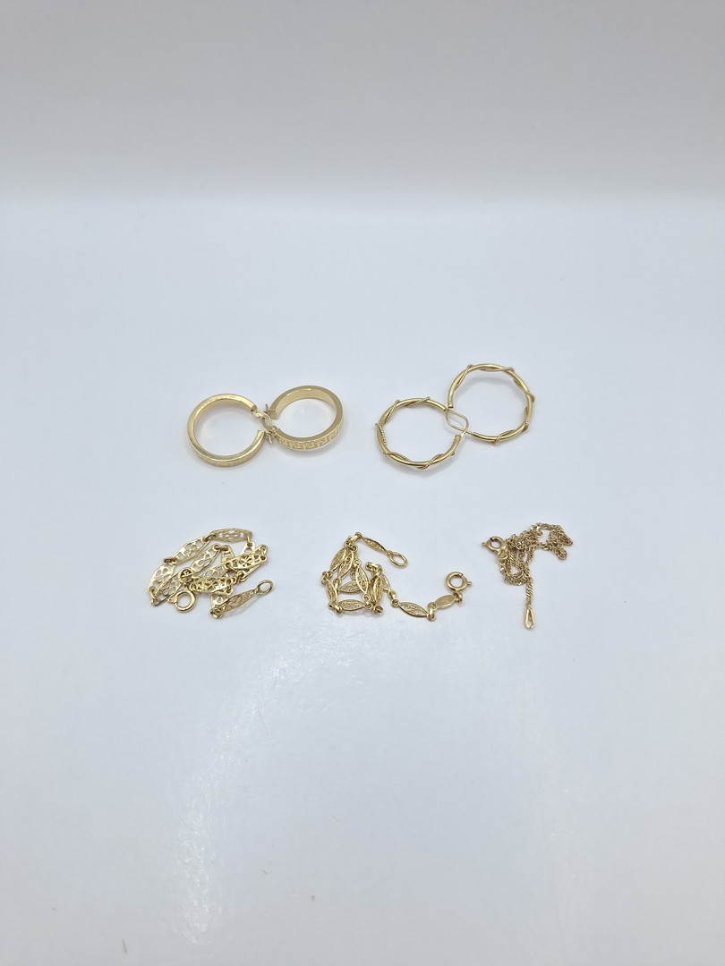 Due paia di orecchini e tre braccialetti oro