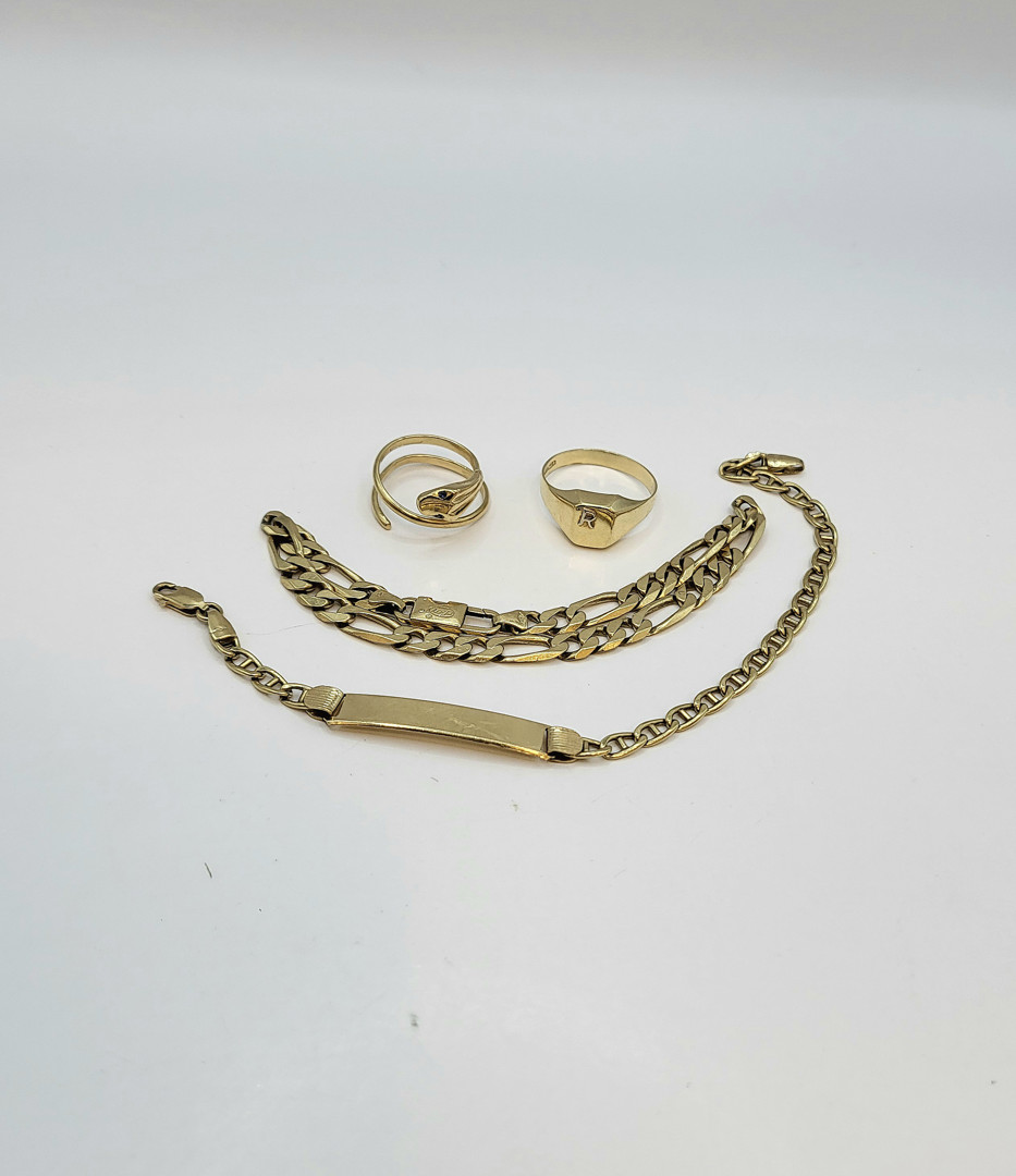 Due bracciali e due anelli oro