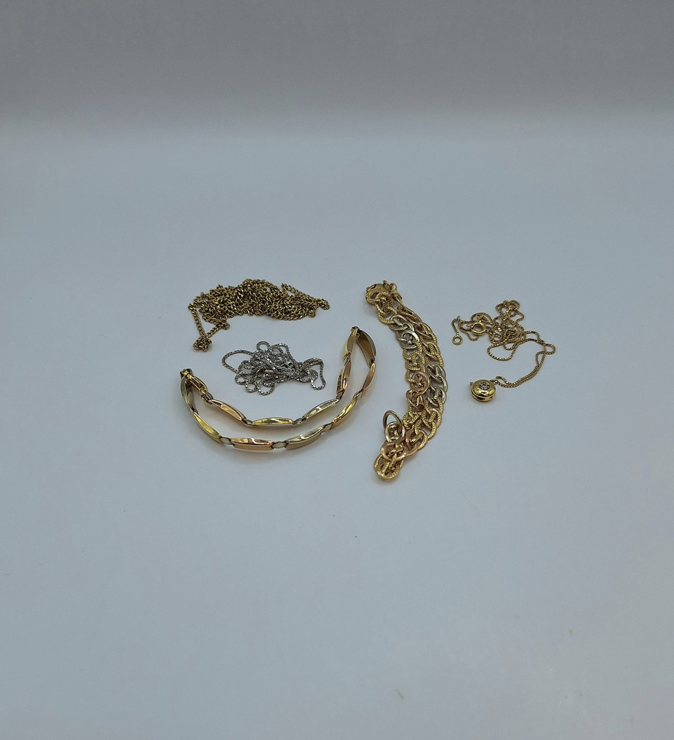 Vari oggetti oro pietra