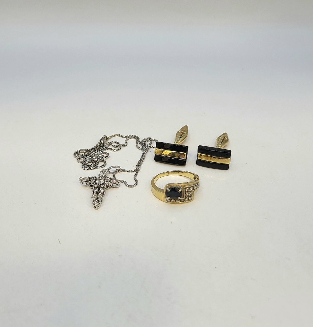 Vari oggetti oro pietre diamanti 