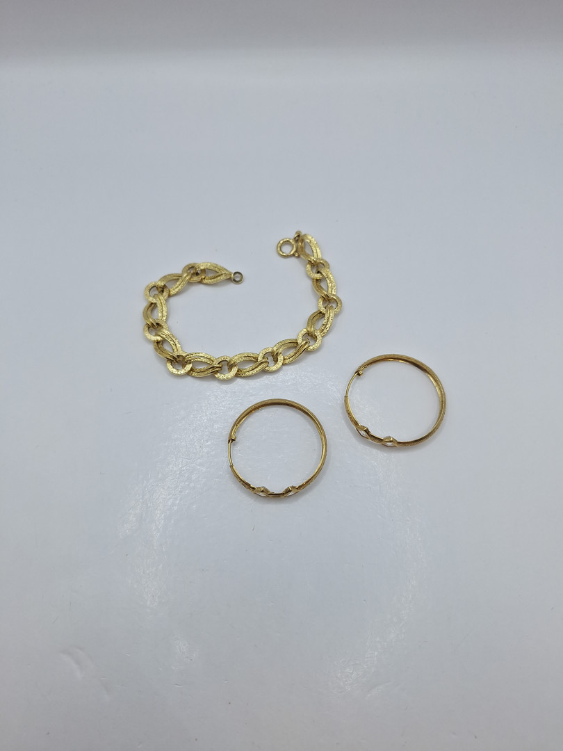 Bracciale e un paio di orecchini oro pietre