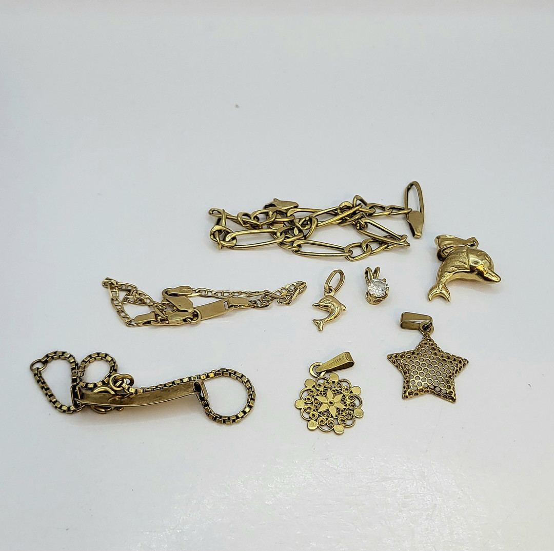 Vari oggetti oro pietra