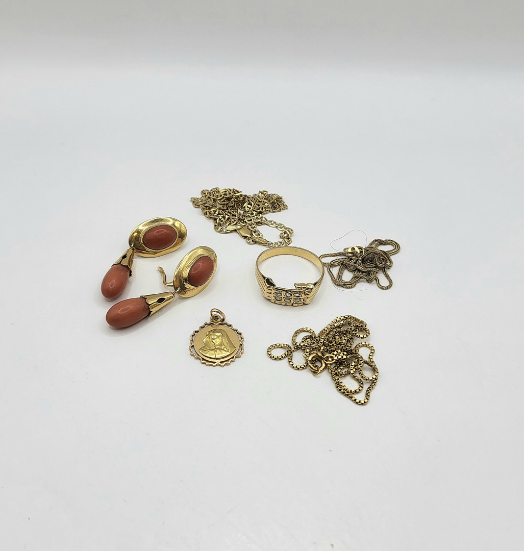 Vari oggetti in oro corallo diamantini 