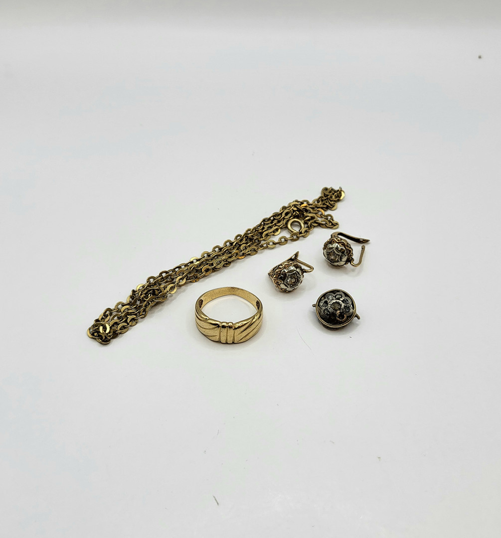 Vari oggetti  oro argento pietre 