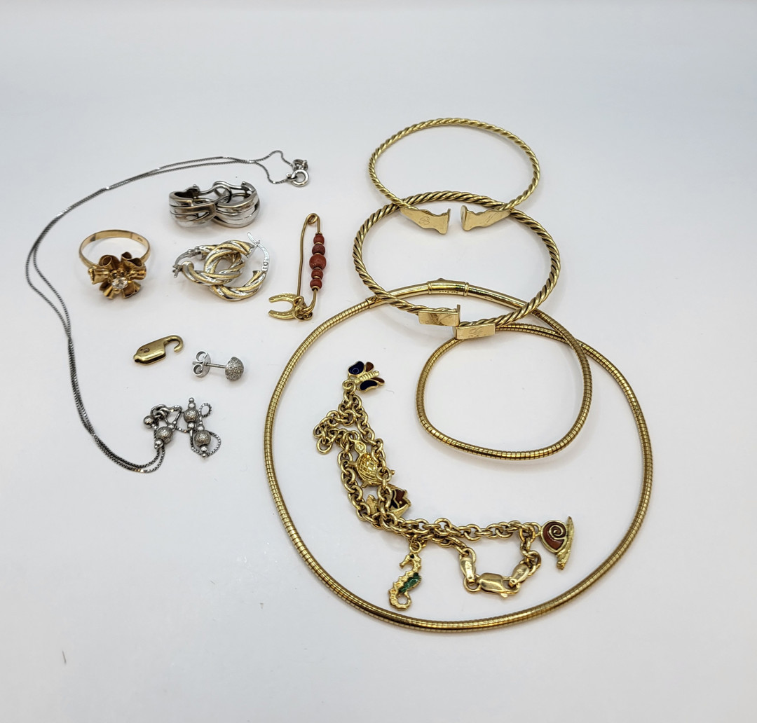 Vari oggetti oro pietre smalti