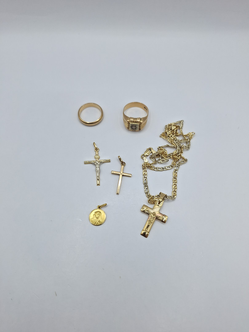 Vari oggetti in oro pietra