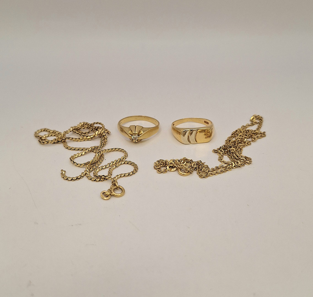 Due anelli e due collane oro diamantino