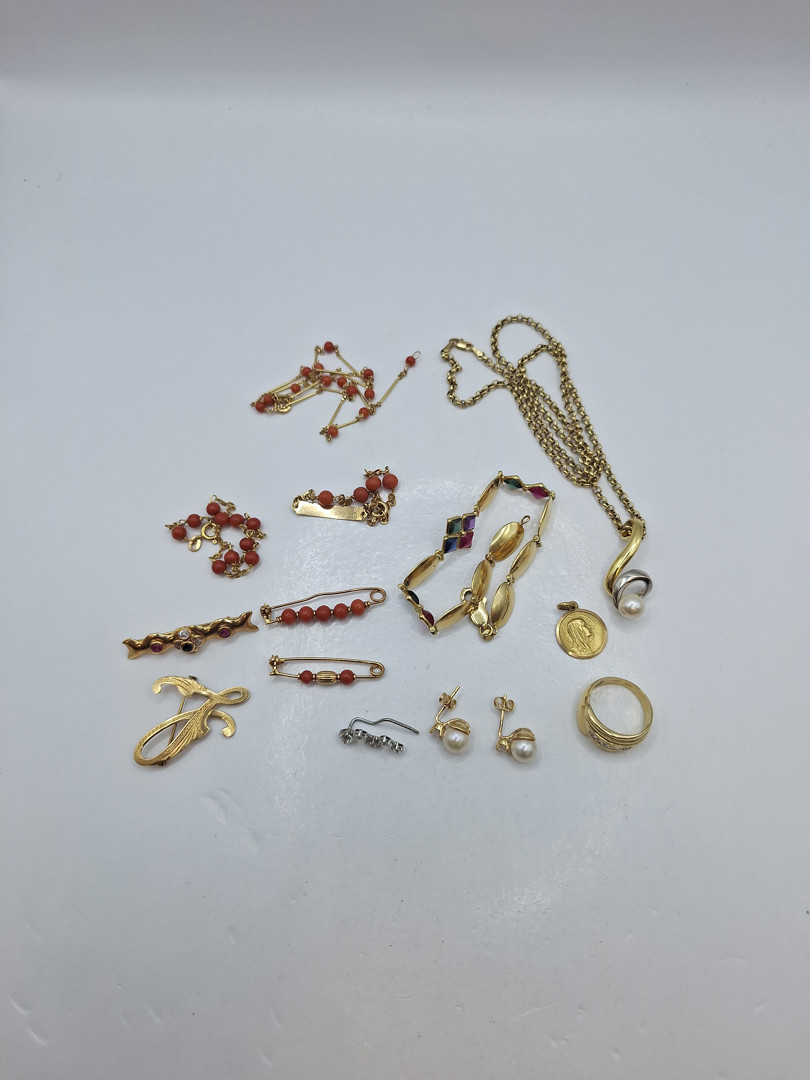 Vari oggetti in oro perle pietre coralli 
