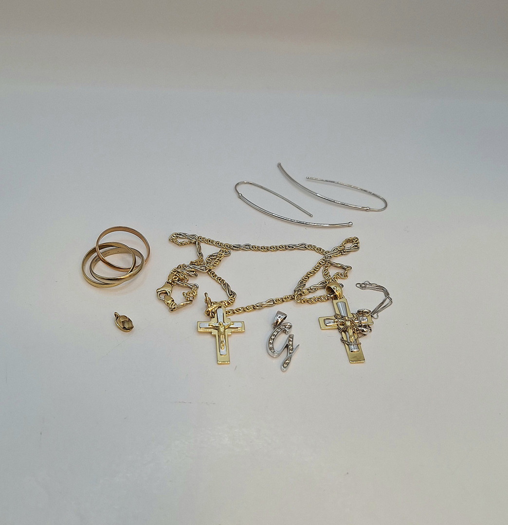 Vari oggetti oro pietre diamantini