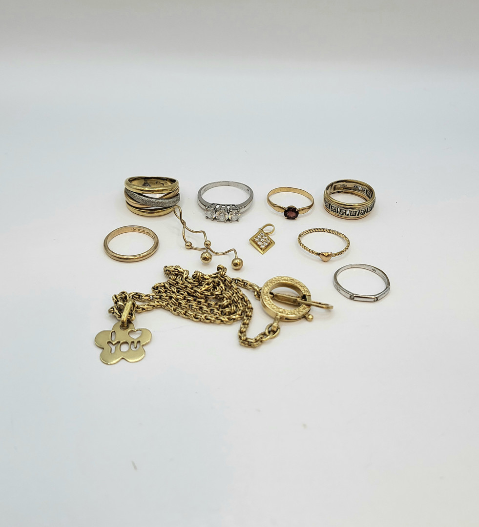 Vari oggetti oro pietre