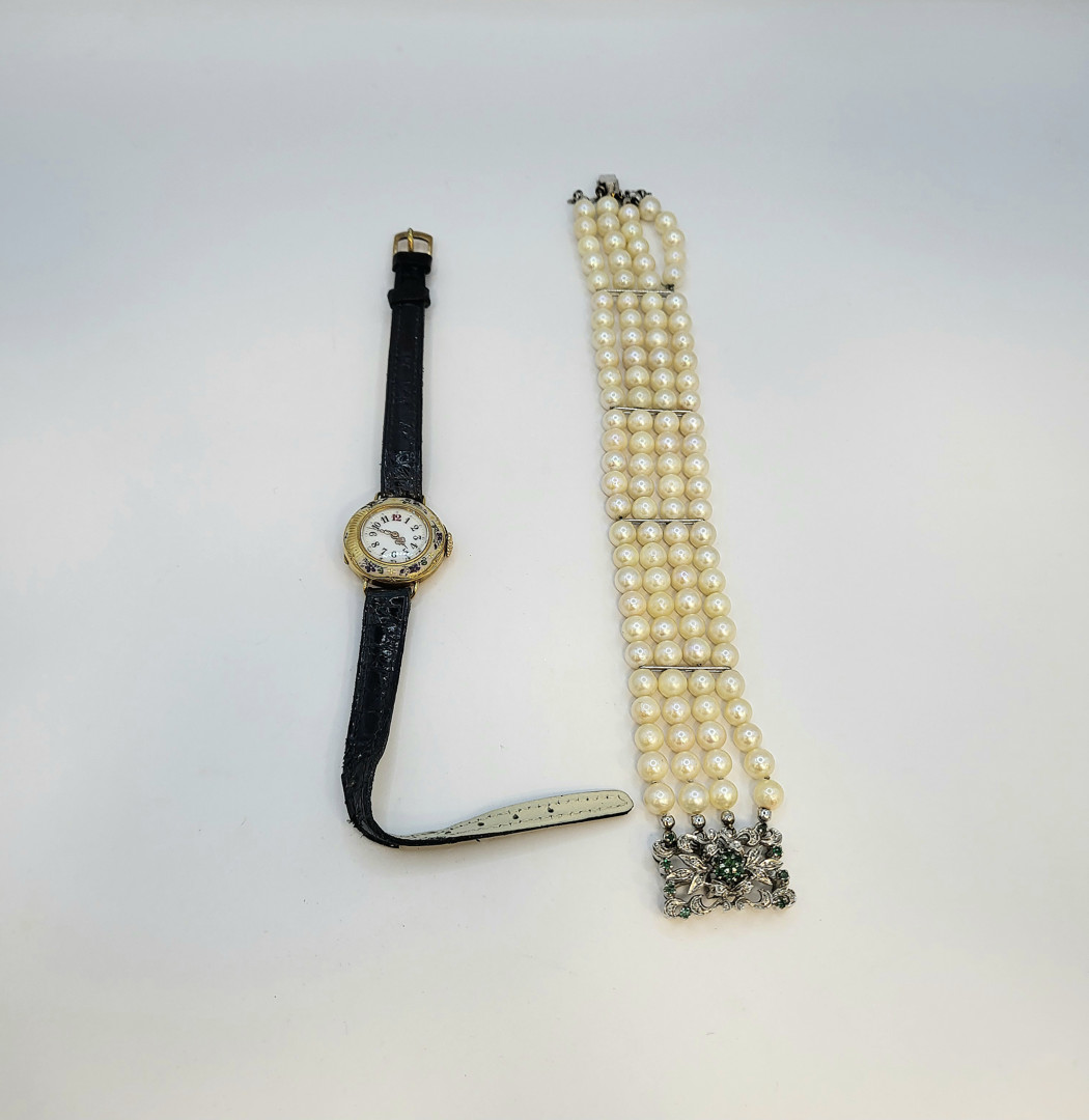 Bracciale di perle con chiusura oro pietre e orologio oro 