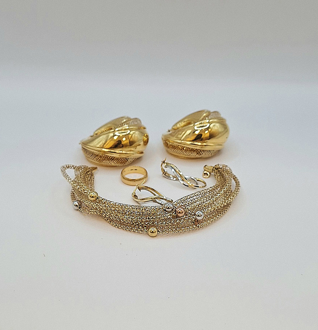 Due paia di orecchini bracciale anello oro 
