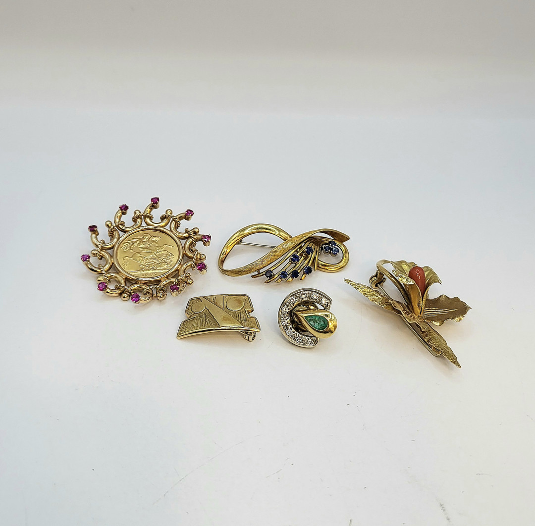 Cinque spille oro pietre corallo diamantini