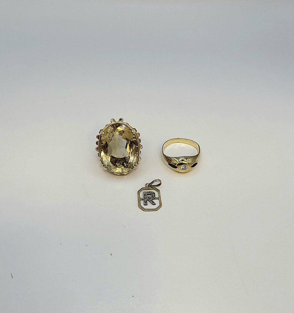 Due anelli e pezzo oro pietre