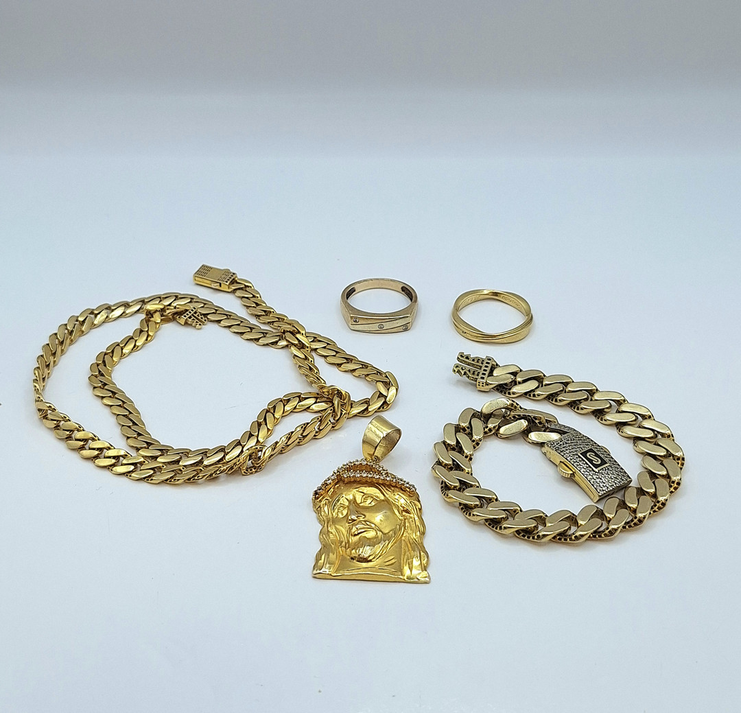 Vari oggetti in oro pietre