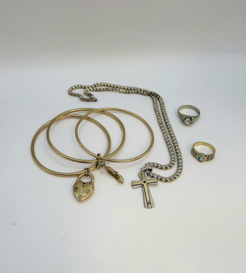 Vari oggetti in oro pietre 