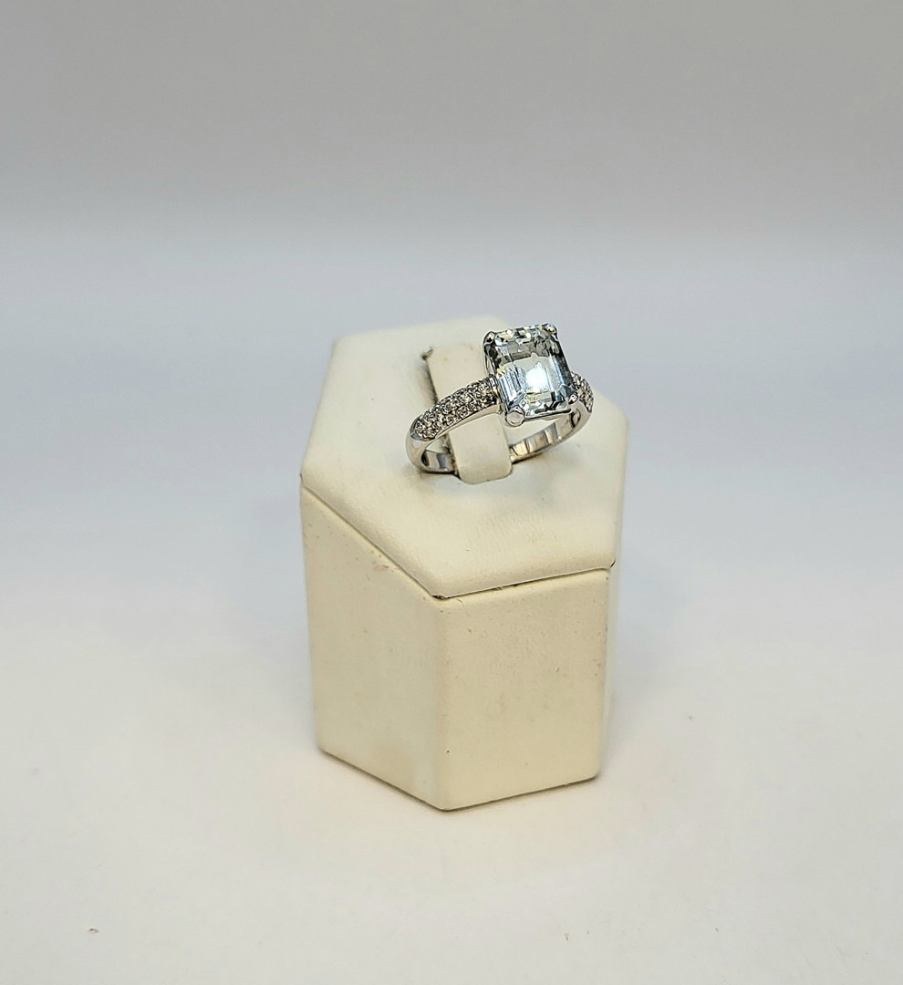 Anello oro pietra diamantini 