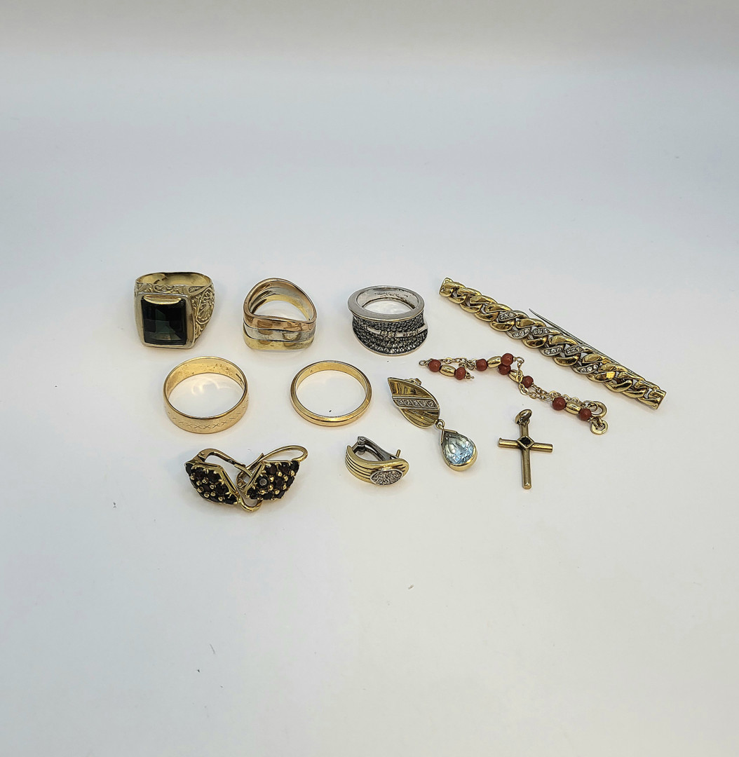 Oggetti in oro pietre diamantini