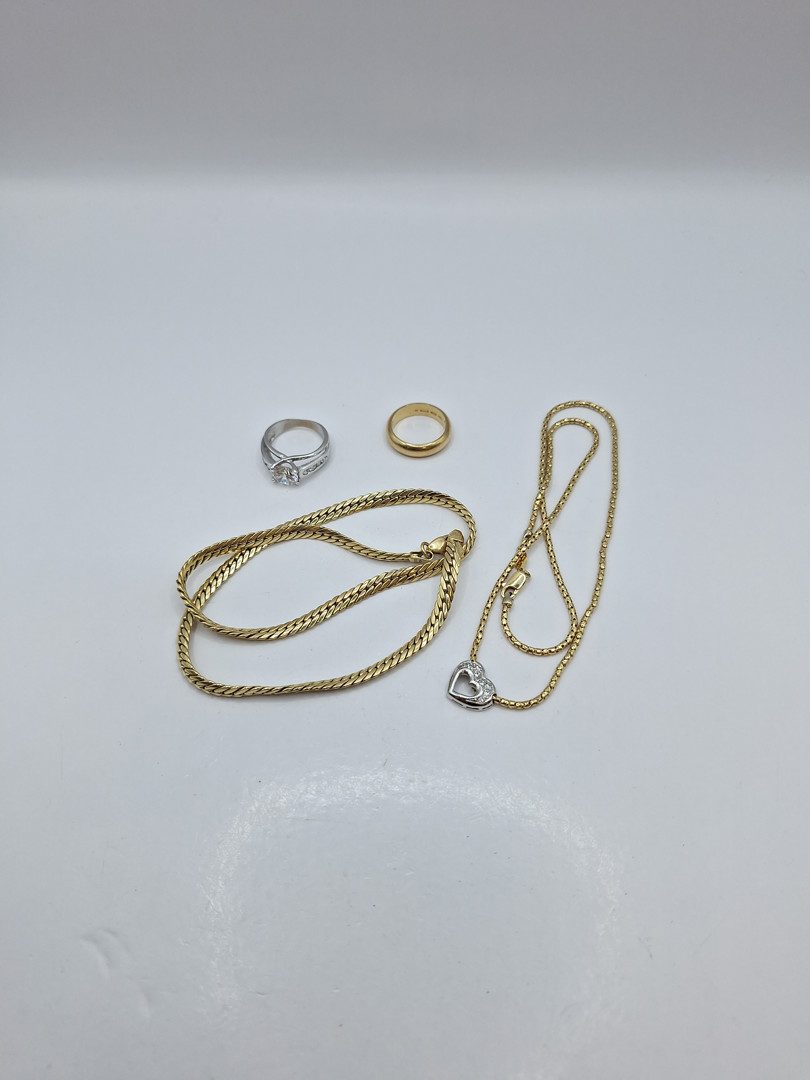 Due anelli e due collane oro pietre