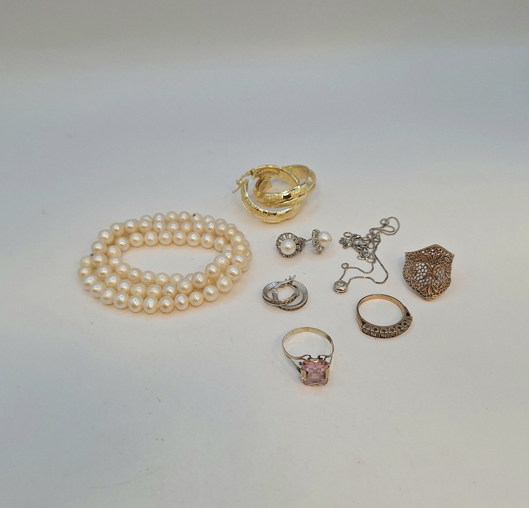 Vari oggetti oro perle diamantino pietre