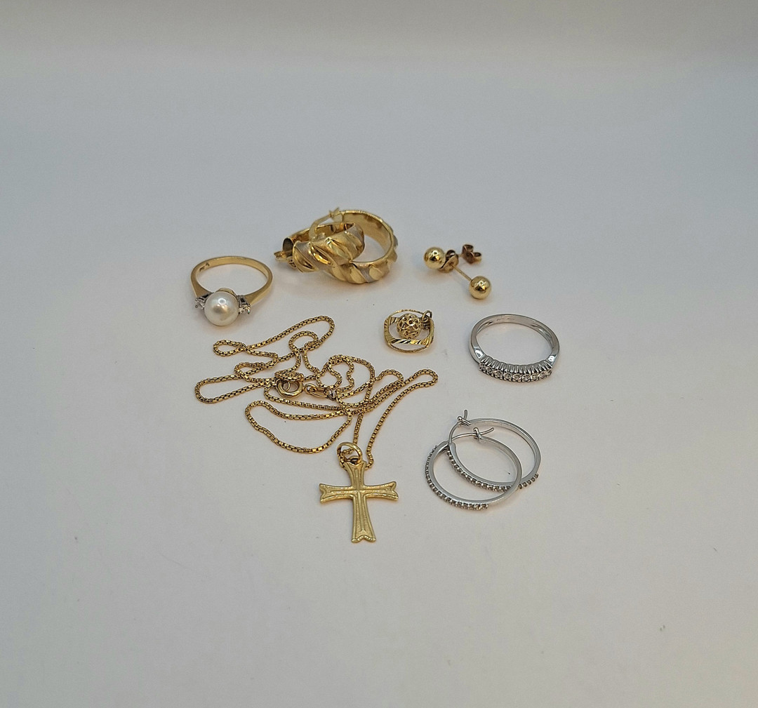 Vari oggetti oro pietre perle