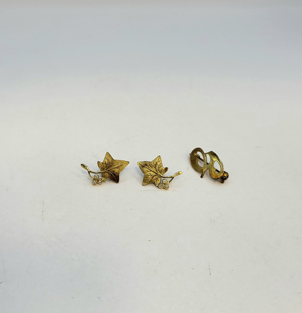 Paio orecchini e spilla oro