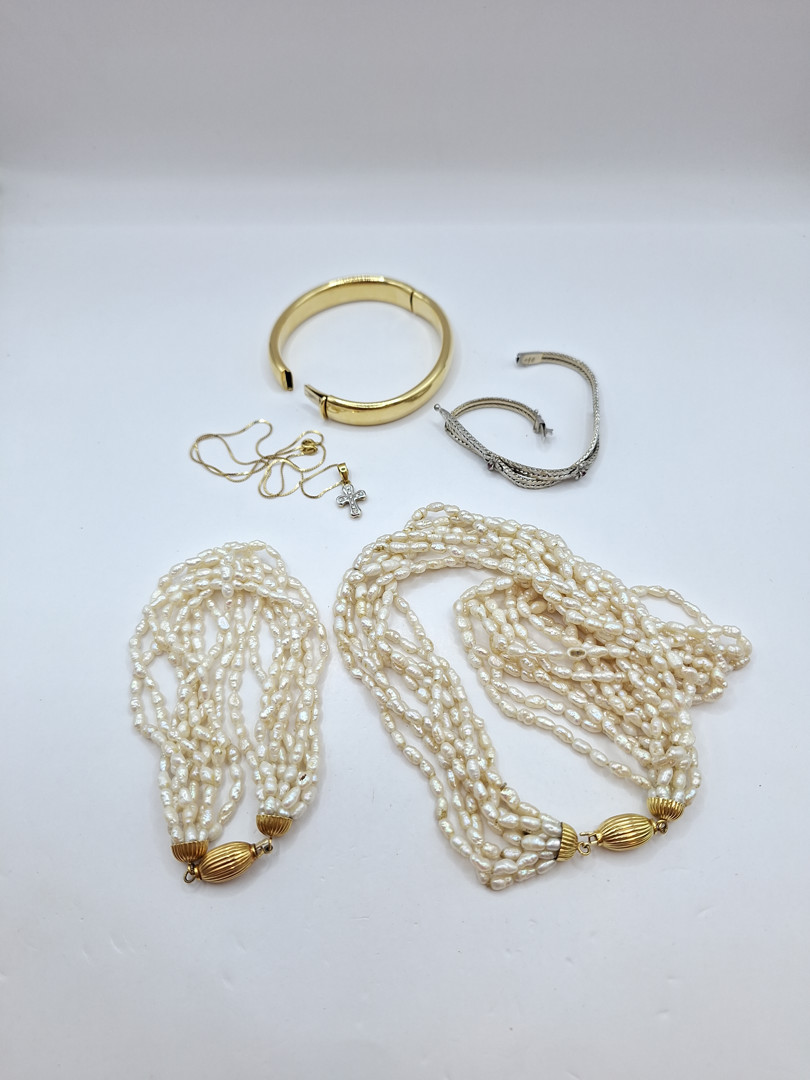 Vari oggetti in oro pietre diamantini perle 