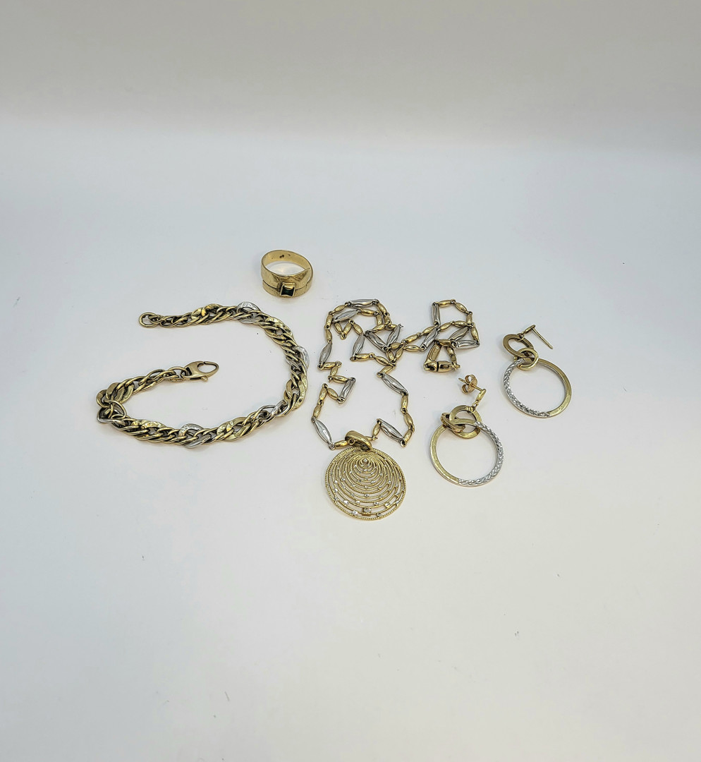 Vari oggetti in oro pietra 