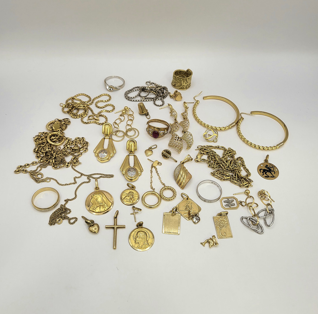 Vari oggetti in oro pietre diamantini