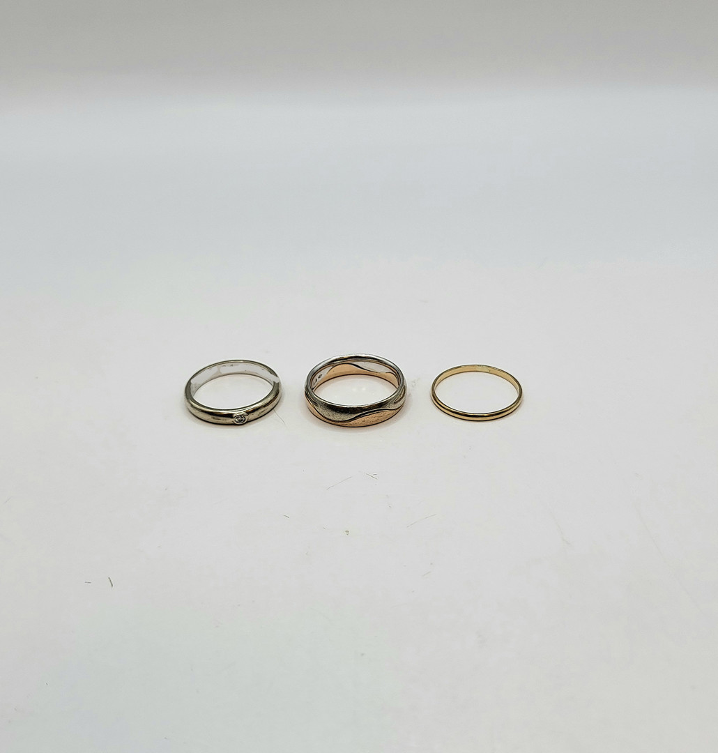 Tre anelli oro diamantino