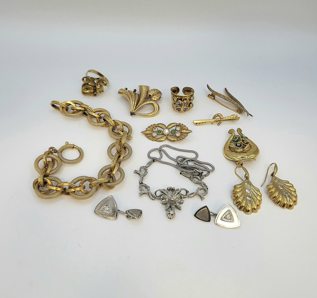 Vari oggetti in oro pietre diamantini