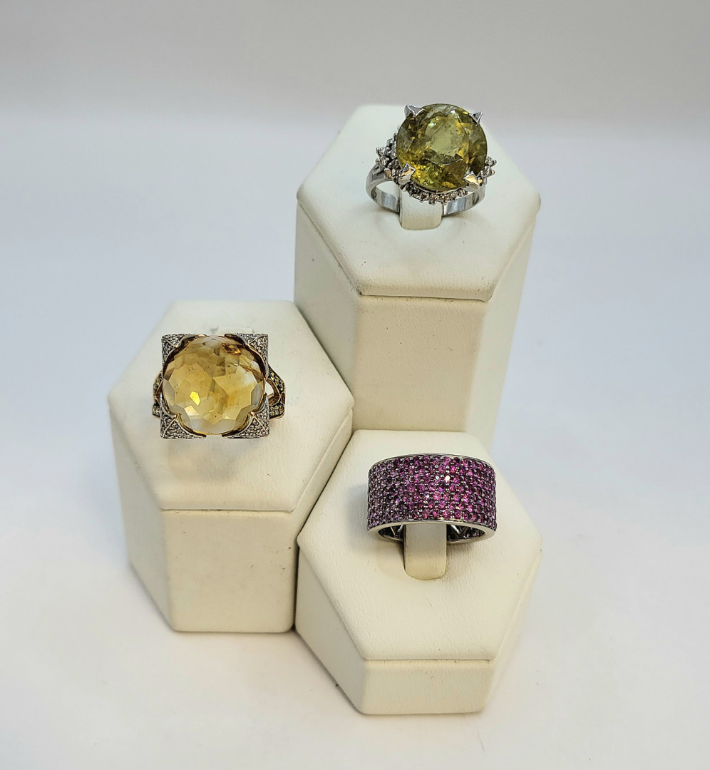 Tre anelli oro pietre diamantini