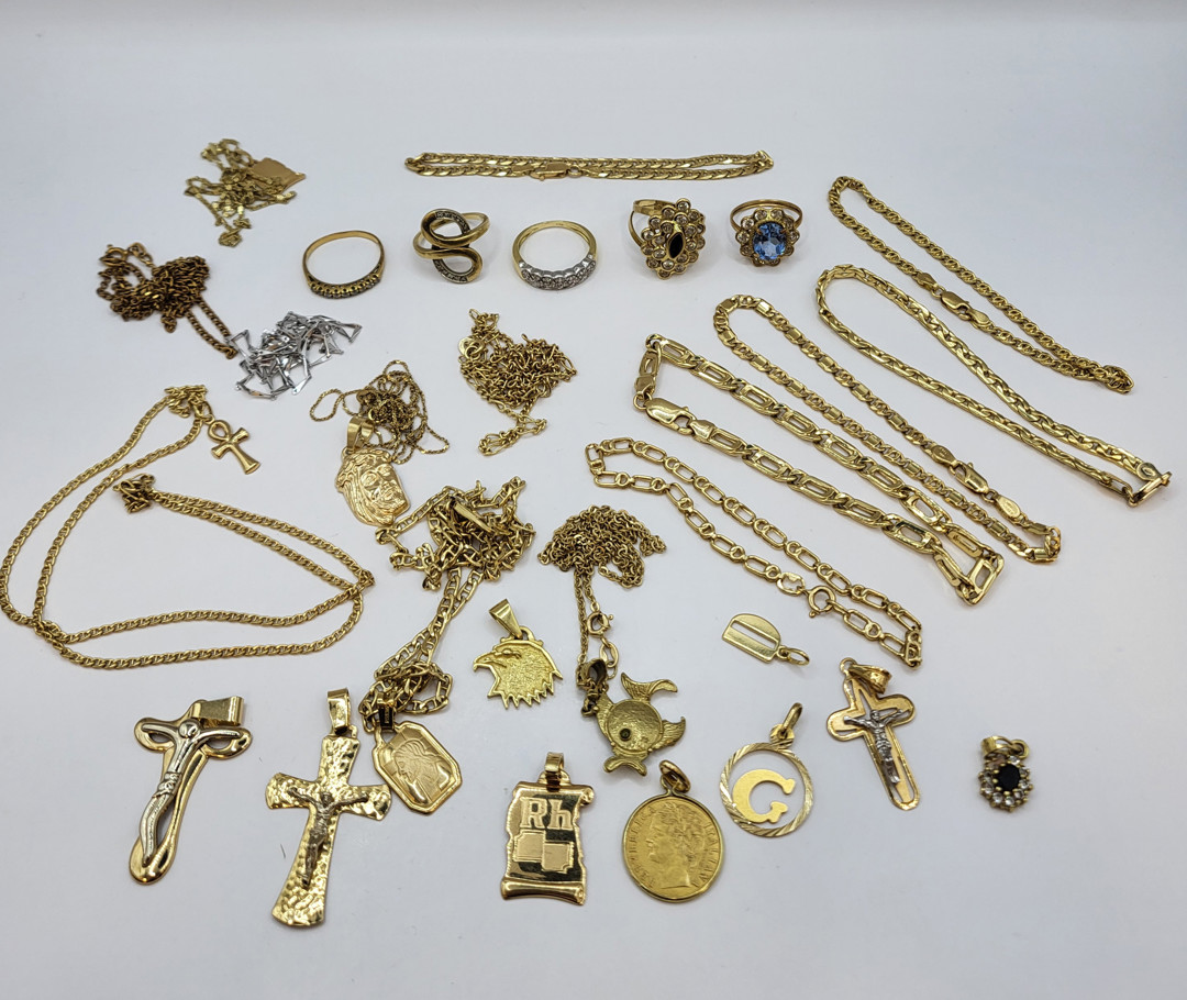 Vari oggetti oro pietre