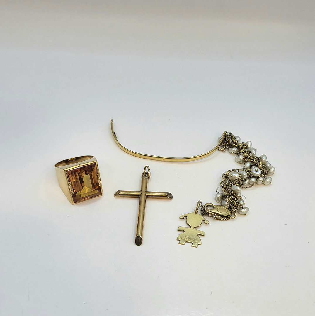 Vari oggetti oro  pietra perle 