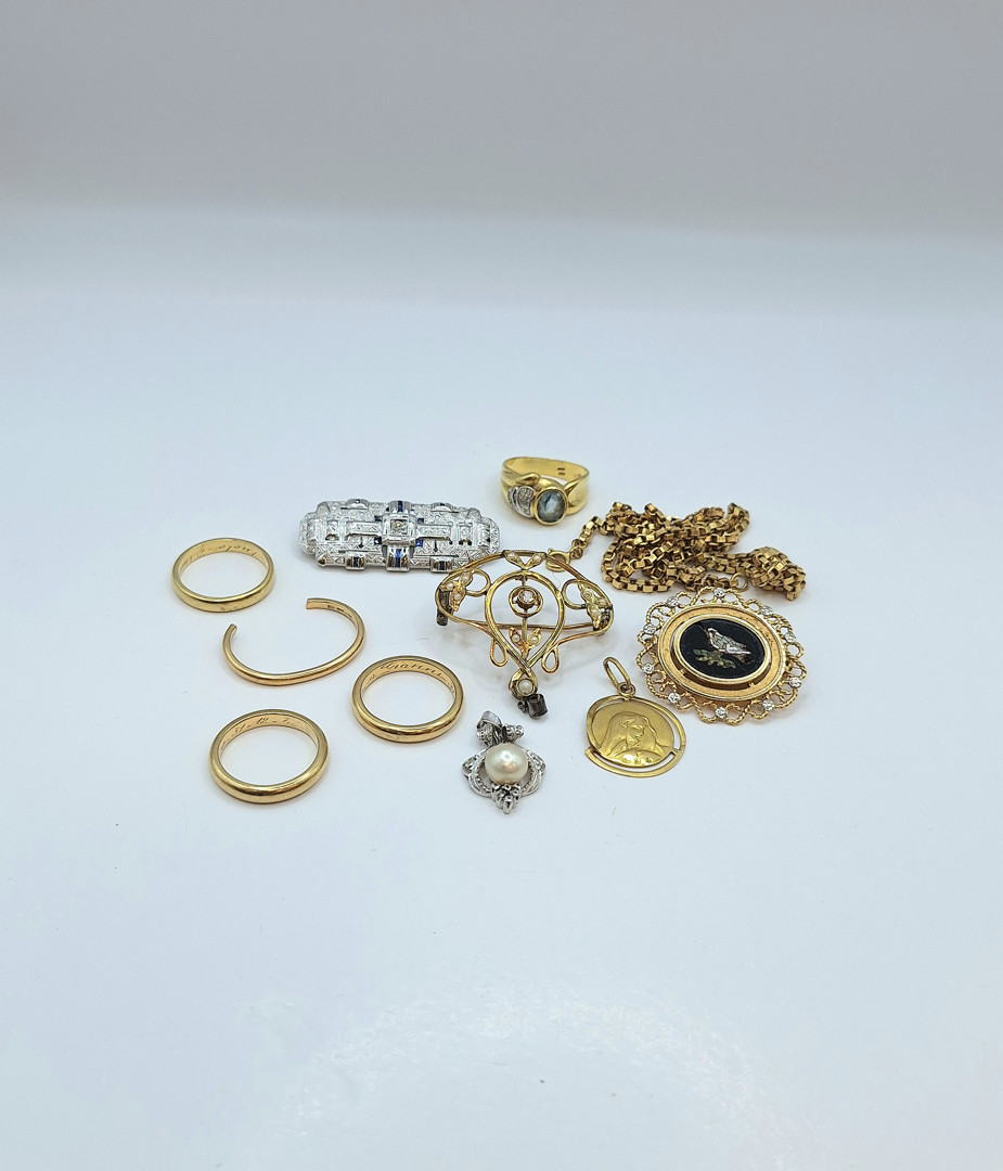Vari oggetti in oro diamanti pietre