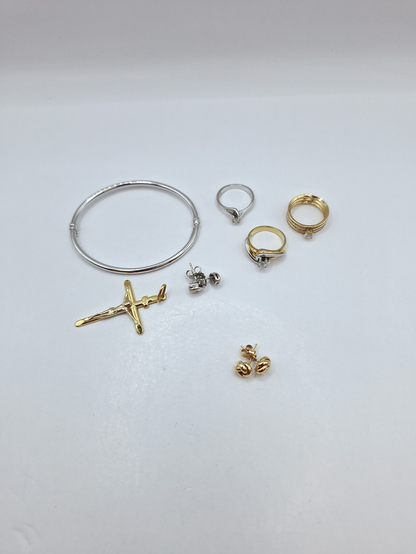 Vari oggetti in oro pietre diamantini 