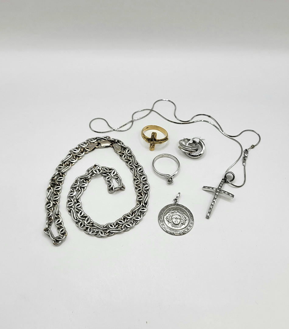 Vari oggetti oro pietre diamantino