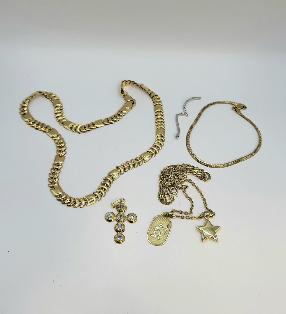 Vari oggetti in oro pietre 