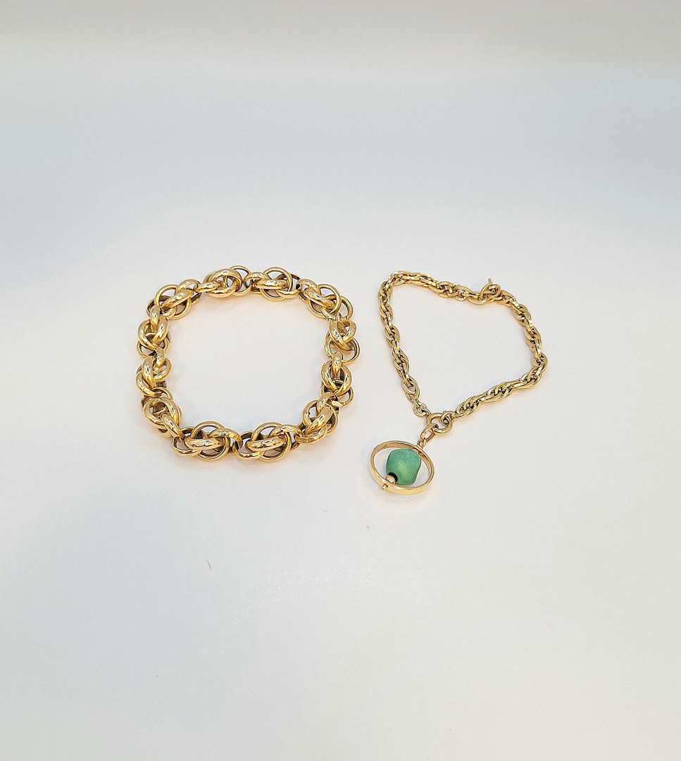 Due bracciali e ciondolo oro pietra