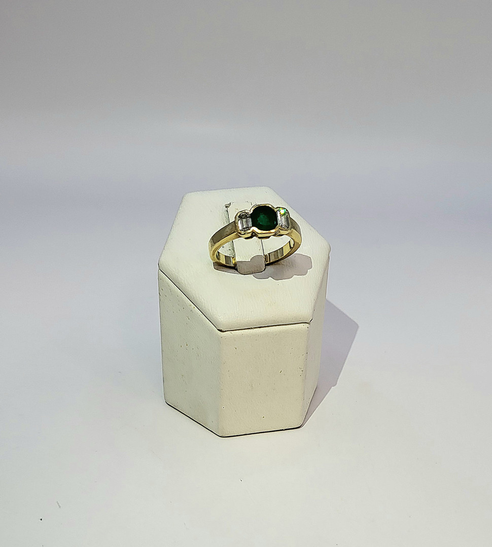 Anello oro pietra e diamanti