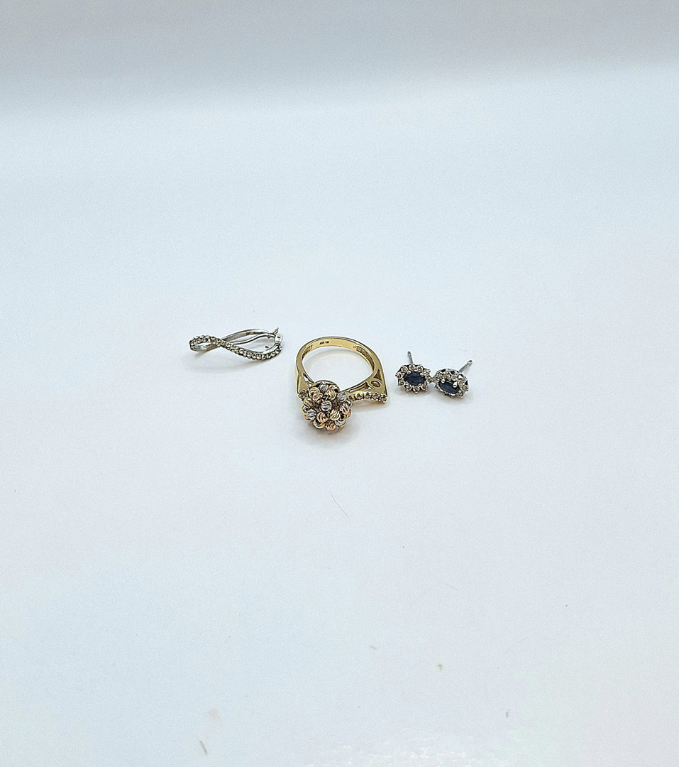 Tre orecchini e anello oro pietre 