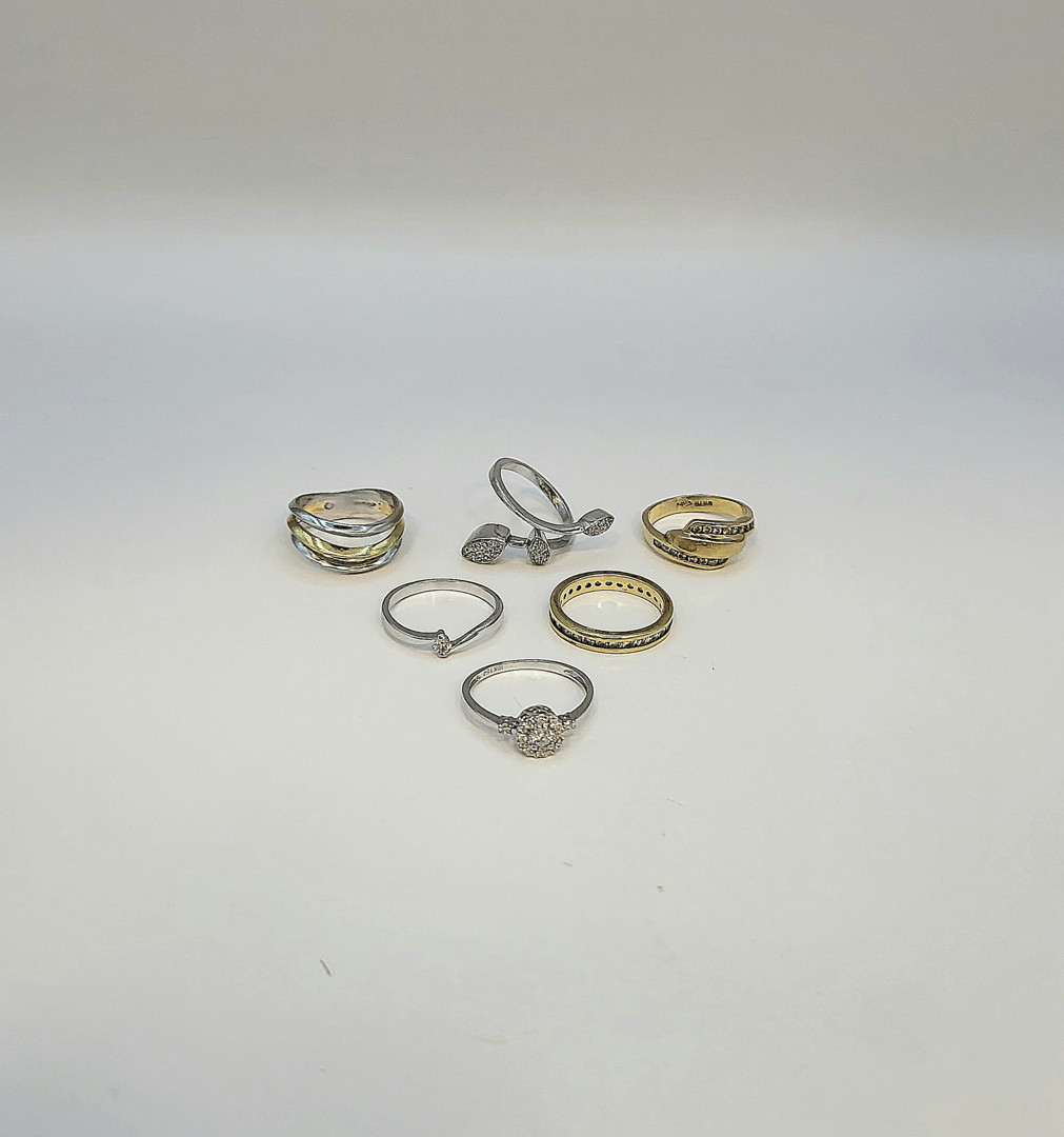 Sei anelli oro diamanti pietre