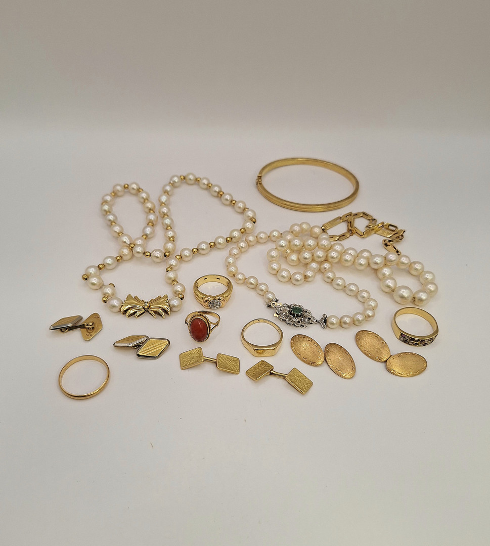 Vari oggetti in oro pietre 