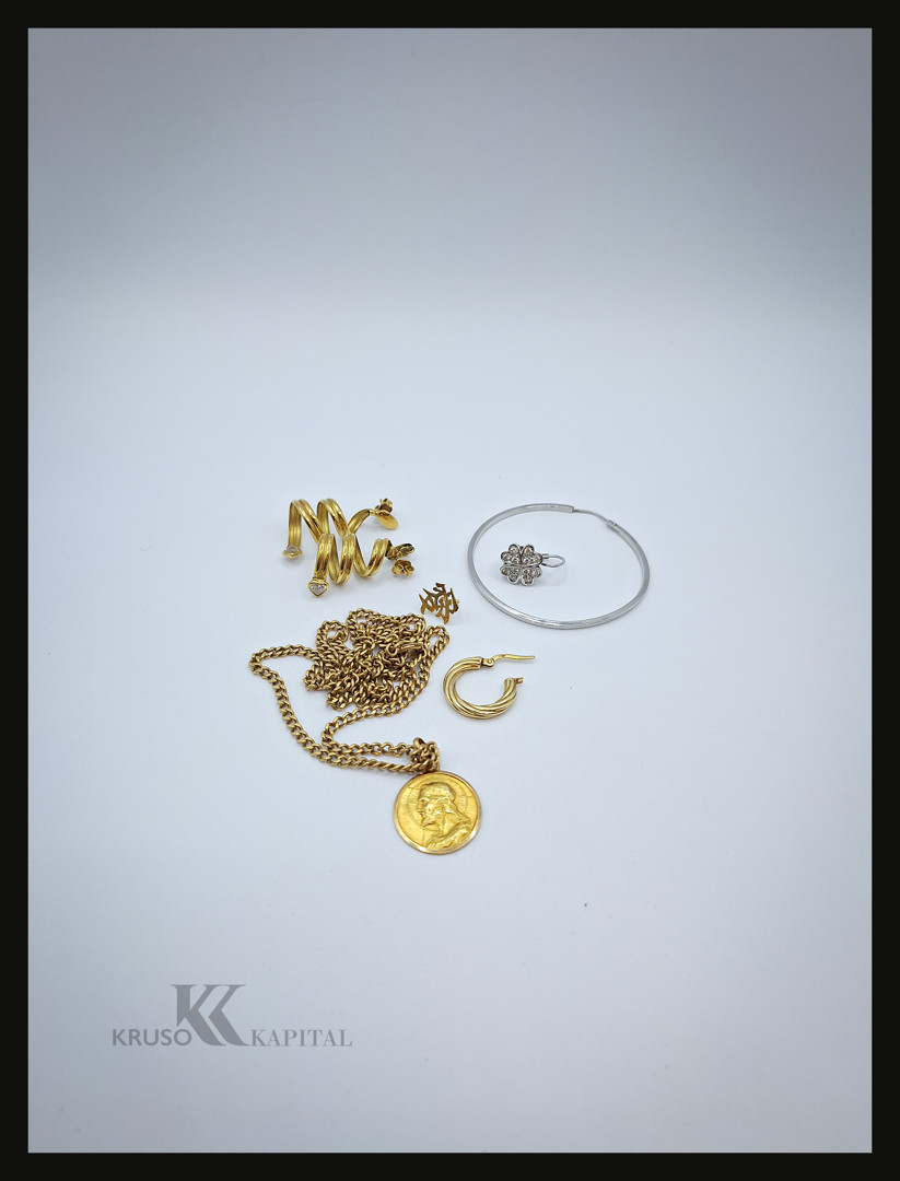 Collana sei orecchini e ciondolo oro 