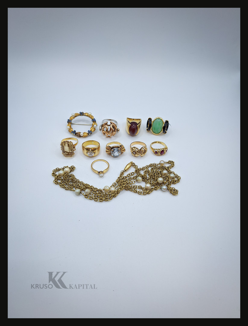 Vari oggetti in oro diamantino pietre perle