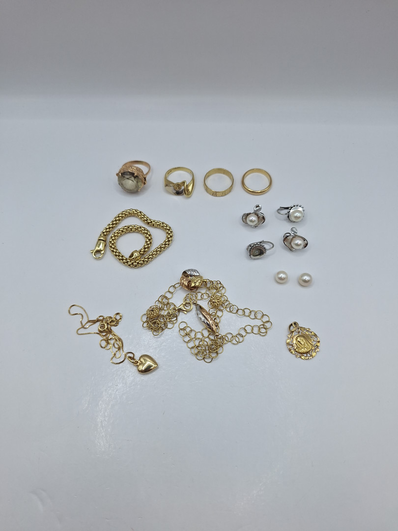 Vari oggetti in oro pietra perle